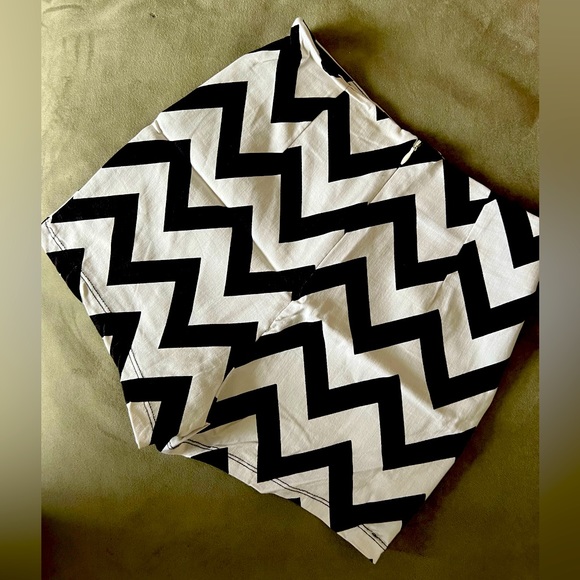 “Summer Sale” Short jean shorts with back zip. - Picture 2 of 3